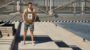 Cum să porți pantaloni scurți bărbați slim fit?