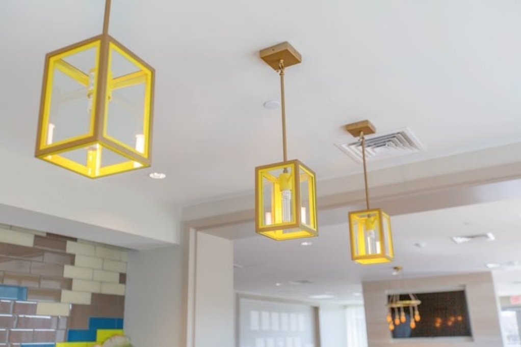 Lustre sau plafoniere: Cum alegi modelul potrivit pentru fiecare cameră?