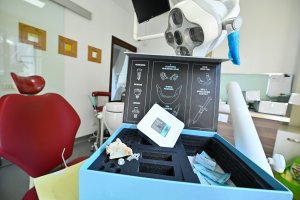 Implantul dentar personalizat construit digital