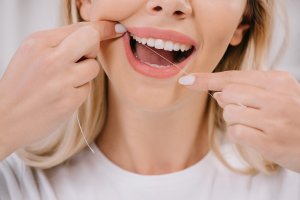 Importanța folosirii aței dentare în igiena orală