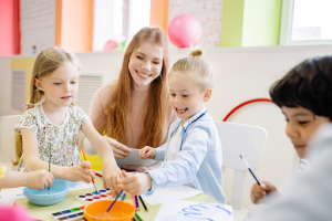 Cum să stimulezi creativitatea copilului tău cu jocuri educative