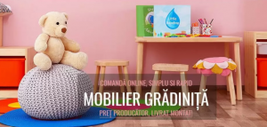 O copilarie vesele cu canapele copii multicolore