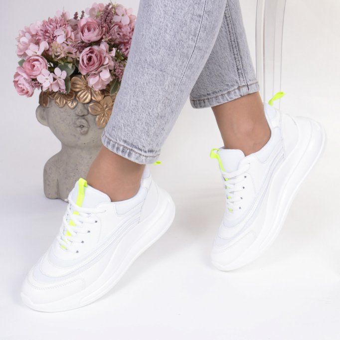 Modele de adidaşi de damă, potrivite pentru vremea rece!