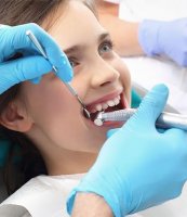 Cum îi ajută laserul dentar pe copii să scape de frica de stomatolog