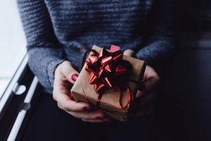 Cum să îți răsfeți soția: 8 idei de cadouri pentru gusturi alese