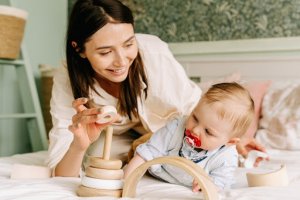 Cum îl ajuți pe bebe să facă mișcare: 5 idei pentru părinți