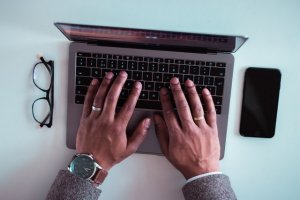 8 motive să alegi o pereche de ochelari de protecție pentru calculator