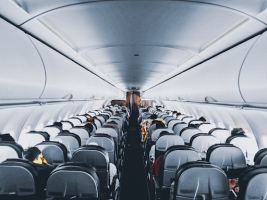 Zbori pentru prima dată cu avionul? Iată ce trebuie să știi!