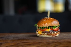 Masinile de tocat carne profesionale, esentiale pentru burgeri, musaca si placinte