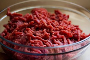 Masinile de tocat carne profesionale, esentiale pentru burgeri, musaca si placinte