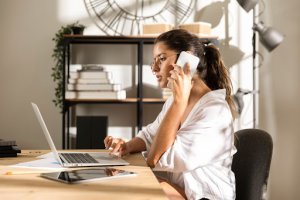 5 accesorii de care ai nevoie când lucrezi de acasă