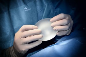 Ce trebuie să știi despre operația de implant mamar: tipuri, intervenție, recuperare
