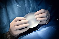 Ce trebuie să știi despre operația de implant mamar: tipuri, intervenție, recuperare