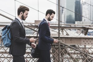 Stilizări casual pentru bărbați - ce rucsac să alegi pentru serviciu?