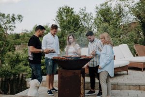 Trăiește experiența gătitului și socializării în jurul unui grătar din oțel cu vatră de foc OFYR