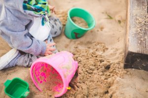 5 soluții și idei ca să îți ajuți copilul să fie îndemânatic
