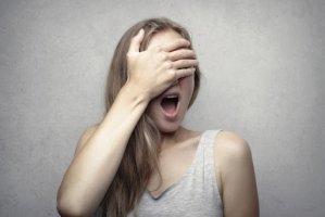 Ce este candidoza bucală? Cauze frecvente și simptome uzuale