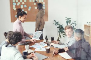 Cum mărești productivitatea echipelor de agenți de vânzări folosind un soft SFA?