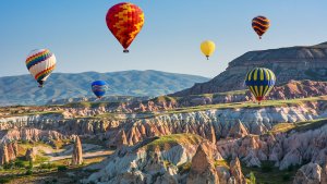 Explorează frumusețea naturală a regiunilor fantastice ale Cappadociei cu un balon cu aer cald!