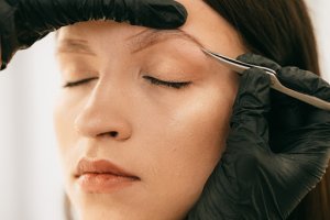 Noi tendințe în stilizarea sprâncenelor: micropigmentarea fir cu fir