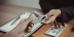 Scumpirea curentului ar putea afecta mii de salariati din Europa
