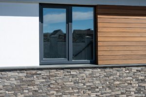 3 idei de amenajare a spațiilor exterioare cu piatră decorativă