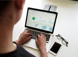 5 accesorii necesare pentru laptop dacă lucrezi în domeniul vânzărilor