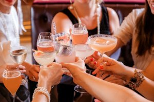 Idei de cocktailuri cu vin spumant pe care să le prepari la tine acasă