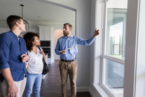 De ce merită să apelezi la serviciile oferite de o agenție imobiliară?
