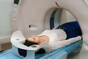CT abdominal: Beneficii, riscuri și contraindicații