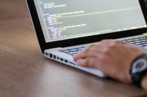 5 industrii în care se caută specialiști în software development