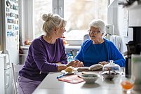 Cum poți să-i ajuți pe seniorii care suferă de Parkinson