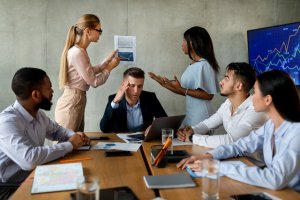Gestionarea conflictelor la locul de muncă: Strategii pentru lideri eficienți