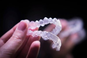 Transforma-ti zambetul cu aparate dentare Spark: invizibilitate si rezultate spectaculoase