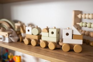 De la ce varsta poti oferi copiilor jucarii din lemn?