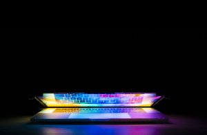 Ultrabook vs Laptop: avantaje si diferențe