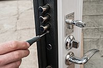 Alegerea broaștelor potrivite pentru ușile metalice: aspecte de luat în considerare