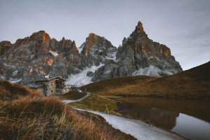 Vrei să-ți construiești o cabană la munte? Iată 3 elemente ce vor atrage atenția turiștilor