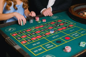 Reguli, strategii & sfaturi pentru blackjack, ruletă și baccarat live