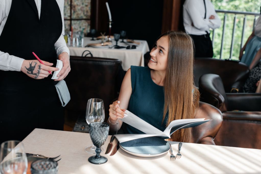 Mapele meniu: cum să alegi materialul potrivit pentru restaurantul tău