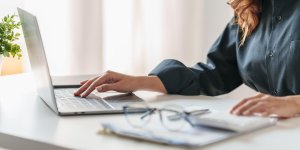 Utilizează un program resurse umane pentru activități complexe de HR