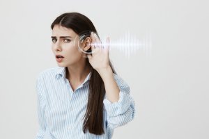 Care sunt principalele cauze de risc pentru tinitus și cum le puteți preveni?
