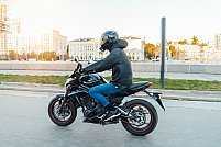 Motocicleta urbană perfectă: cum combină noile modele Scrambler și Speed 400 stilul retro cu performanța modernă?