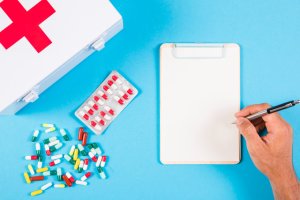 Trusa de medicamente pentru vacanță. Ce NU ar trebui să îți lipsească din bagaj