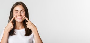 Cum îți poți menține dinții sănătoși pe termen lung. Sfaturi de la stomatologi