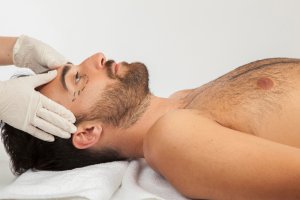 Intervențiile estetice, la căutare și în rândul bărbaților. Care sunt cele mai frecvente intervenții la care apelează aceștia