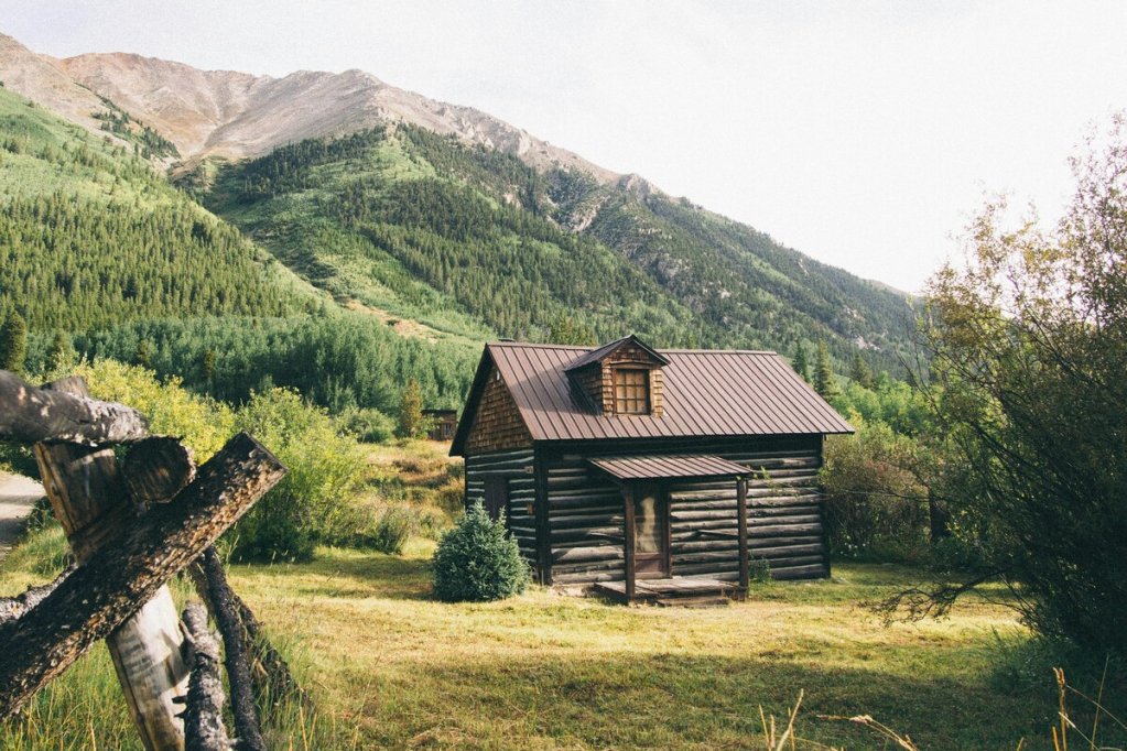 Echipamentul complet pentru un weekend la cabană. Ce trebuie să ai cu tine în bagaj?