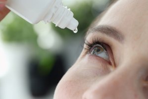 Cum să preveniți și să tratați ochii uscați