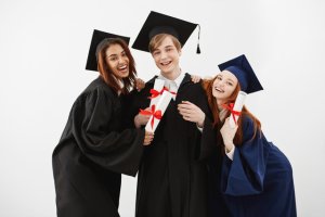 Gata facultatea? Uite aici 3 motive să celebrezi această reușită!
