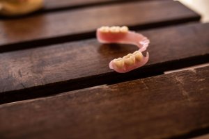 Ce sunt protezele dentare elastice și pentru cine ar putea fi potrivite?